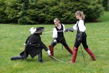 Ein Fechter kniet besiegt vor zwei Fechterinnen (Photos: Jürgen Jobst)