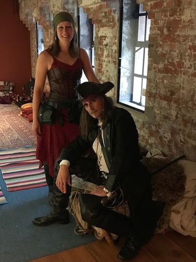 Stolzer Pirat mit Piratentochter